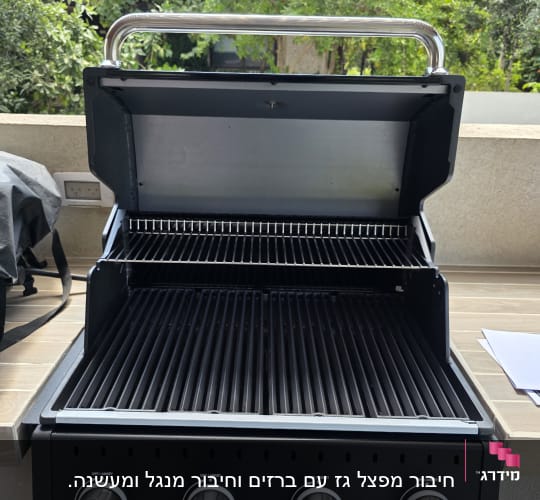 גריל גז פתוח במרפסת עם עצים ברקע